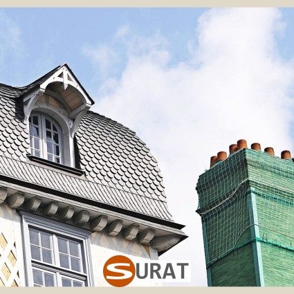   Surat - Siatka budowlana z polipropylenu o grubości 4 mm i oczkach 4,5x4,5 cm, zapewniająca trwałe zabezpieczenie i odporność. 