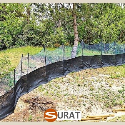  Surat - Ogrodzenie do ogrodu z siatki polipropylenowej o oczkach 4,5x4,5 cm i grubości 3 mm, dostępne w różnych kolorach, jako produkt na wymiar, idealne do zabezpieczenia posesji. 