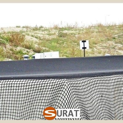   Surat - Siatka na akweny i zbiorniki - wytrzymała z polipropylenu o oczkach 1x1 cm i grubości 2 mm w kolorze szarym lub czarnym, sprzedawana na wymiar. 