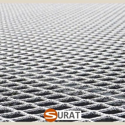  Surat - Ogrodzenie dla kóz z trwałą siatką 45x45mm na wymiar, wykonaną z polipropylenu o grubości 3mm, dostępne w różnych kolorach, idealne do zabezpieczenia terenu. 
