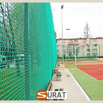  Surat - Solidne ogrodzenie boiska piłkarskiego z siatki 1x1cm, optymalne i trwałe wykonawstwo w niskiej cenie. 