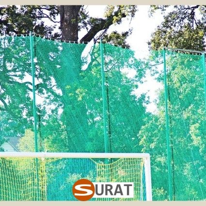   Surat - Siatka ochronna 6x6 cm do zabezpieczania ogrodzenia boiska piłkarskiego, wykonana z polipropylenu o grubości 4 mm 