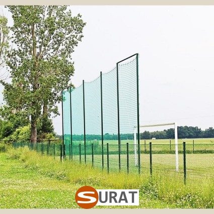  Surat - Solidne ogrodzenie boiska szkolnego z siatki o optymalnym oczku 45x45 mm, wykonane z trwałego i odpornego polipropylenu w atrakcyjnej cenie. 