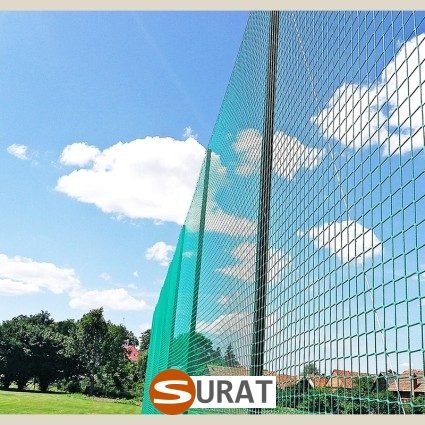 Trwałe ogrodzenie boiska z siatki polipropylenowej w trzech kolorach — Specjalistyczne zabezpieczenie terenów sportowych, sklep Surat