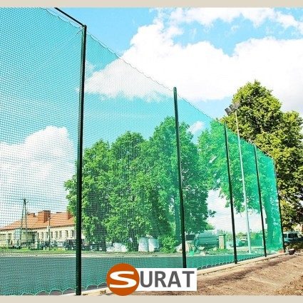   Surat - Solidne ogrodzenie boiska szkolnego z siatki o optymalnym oczku 45x45 mm, wykonane z trwałego i odpornego polipropylenu w atrakcyjnej cenie. 