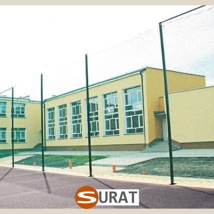   Surat - Ogrodzenie boiska szkolnego z siatki o zielonym, białym i czarnym kolorze oraz oczkach wielkości 2x2 centymetrów, sprzedawane na wymiar. 