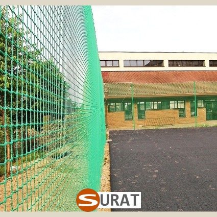  Surat - Ogrodzenie boiska w Szkole 