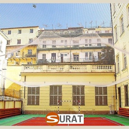Solidne ogrodzenie boiska — z siatki polipropylenowej o grubości 5 mm. Wybierane dla optymalnej trwałości i odporności;…, sklep Surat
