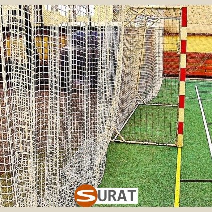  Surat - Siatka do zabezpieczenia piłkochwytów z trwałego polipropylenu o oczkach 8x8cm i grubości 6mm, zapewniająca skuteczne zabezpieczenie w kolorze zielonym. 