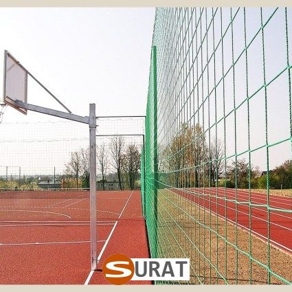   Surat - Ogrodzenia Boisk w formie siatki 10x10cm z polipropylenu o grubości 6mm w kolorze zielonym, dostępne na wymiar, stanowiące trwałe rozwiązanie. 