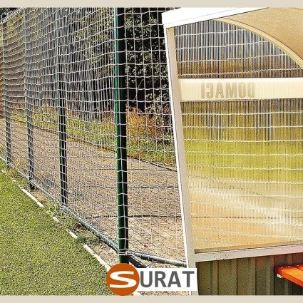  Surat - Ogrodzenia Boisk w formie siatki 10x10cm z polipropylenu o grubości 6mm w kolorze zielonym, dostępne na wymiar, stanowiące trwałe rozwiązanie. 