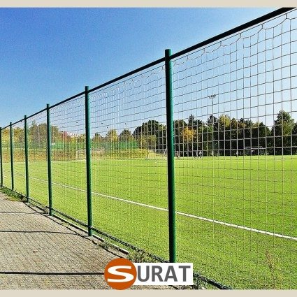 Wytrzymałe siatki ogrodzeniowe na boiska — Elastyczne zabezpieczenia z siatki plecionej — Ochronne rozwiązania dla obiektów sportowych, sklep Surat