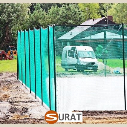   Surat - Siatka ochronna do ogrodzeń boisk z polipropylenu o oczku 45x45 mm i grubości 3 mm. 