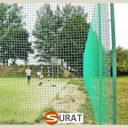   Surat - Ogrodzenia Boisk na wymiar z siatki polipropylenowej 3mm w kolorze do wyboru i oczku 4,5x4,5cm, trwałe rozwiązanie dla Twojego obiektu sportowego. 