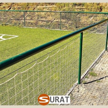   Surat - Ogrodzenia Boisk na wymiar z siatki polipropylenowej 3mm w kolorze do wyboru i oczku 4,5x4,5cm, trwałe rozwiązanie dla Twojego obiektu sportowego. 