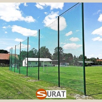   Surat - Siatka ochronna do ogrodzeń boisk z polipropylenu o oczku 45x45 mm i grubości 3 mm. 