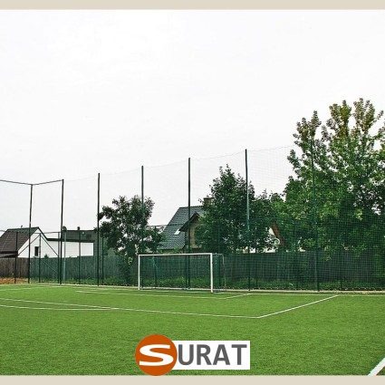 Trwałe ogrodzenie boisk z siatki w kolorze zielonym — Bezpieczne rozwiązanie dla obiektów sportowych i rekreacji, sklep Surat