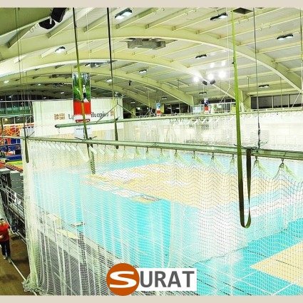 Siatka ochronna z polipropylenu 2mm w kolorach szary i czarny — Ochronna siatka do zabezpieczeń sportowych obiektów, sklep Surat