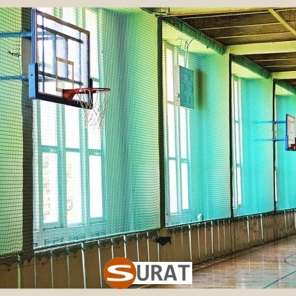 Piłkochwyty na hale sportowe wykonane są z trwałej siatki materiałowej. Posiada ona małe oczka – 1x1 cm – i grubość 2…, sklep Surat