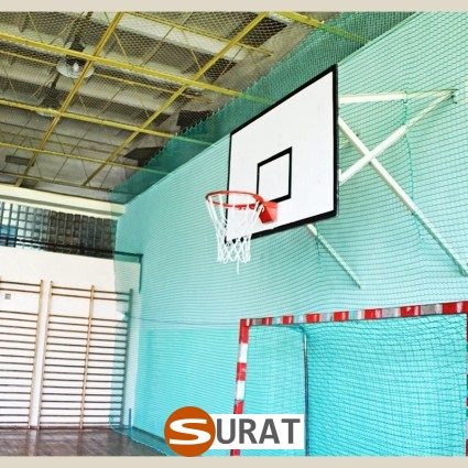   Surat - Siatka ochronna do piłkochwytów na hale sportowe, wykonana z polipropylenu o grubości 3mm i oczkach 4.5x4.5cm, dostępna w różnych kolorach. 
