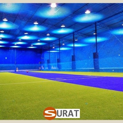   Surat - Siatka ochronna na wymiar z tworzywa PP o oczkach 10x10 cm i grubości 4mm, idealna do zabezpieczenia hal sportowych 