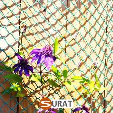   Surat - Siatka ochronna z tworzywa o małych oczkach 2x2 cm i grubości 2 mm, idealna do zabezpieczeń na drogach i autostradach. 