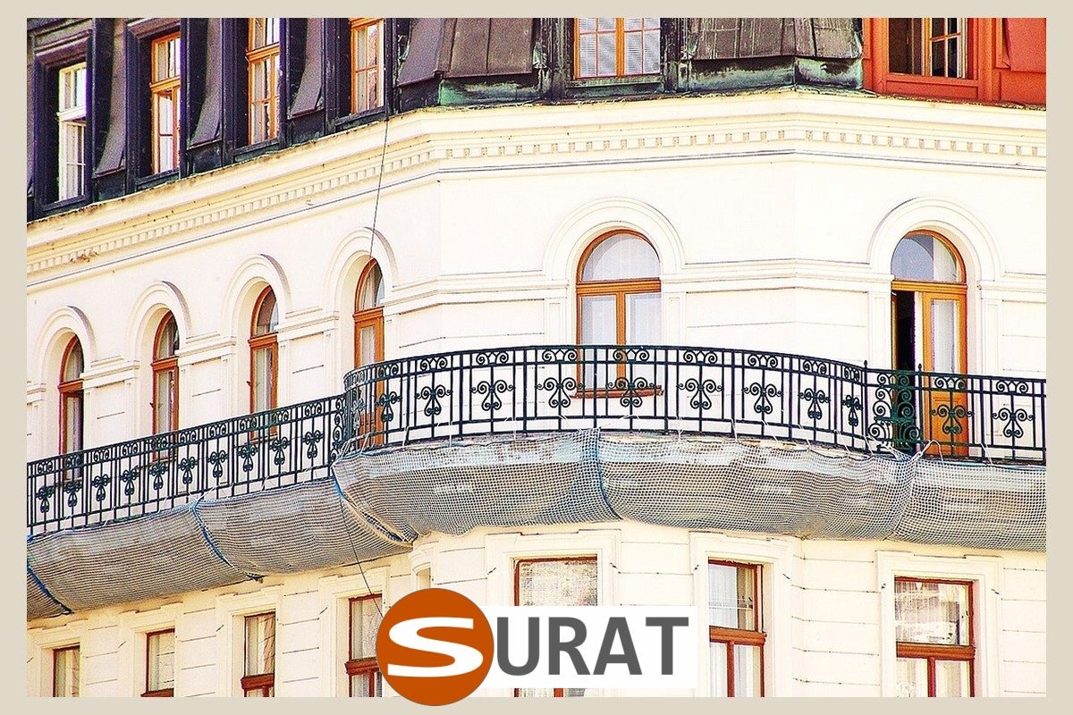   Surat - Siatki budowlane ochronne o oczkach 8x8 cm i grubości 6 mm, wykonane z polipropylenu w kolorze zielonym, dostępne na wymiar. 