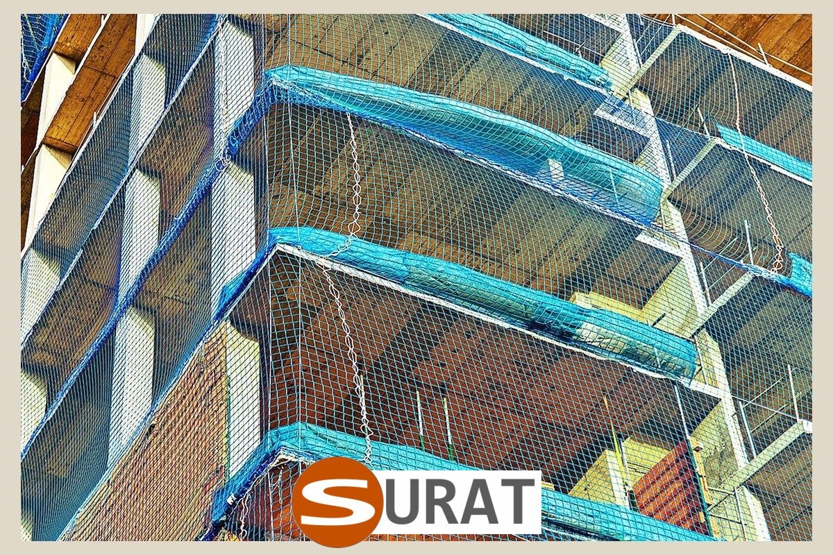  Surat - Siatki na wnęki podczas budowy 