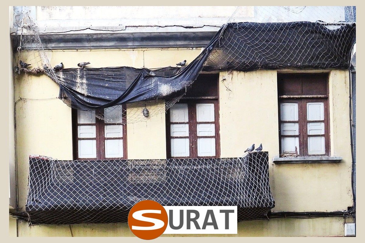   Surat - Siatka na balkon do ochrony, wykonana z polipropylenu o oczkach 8x8 cm i grubości 5 mm. 