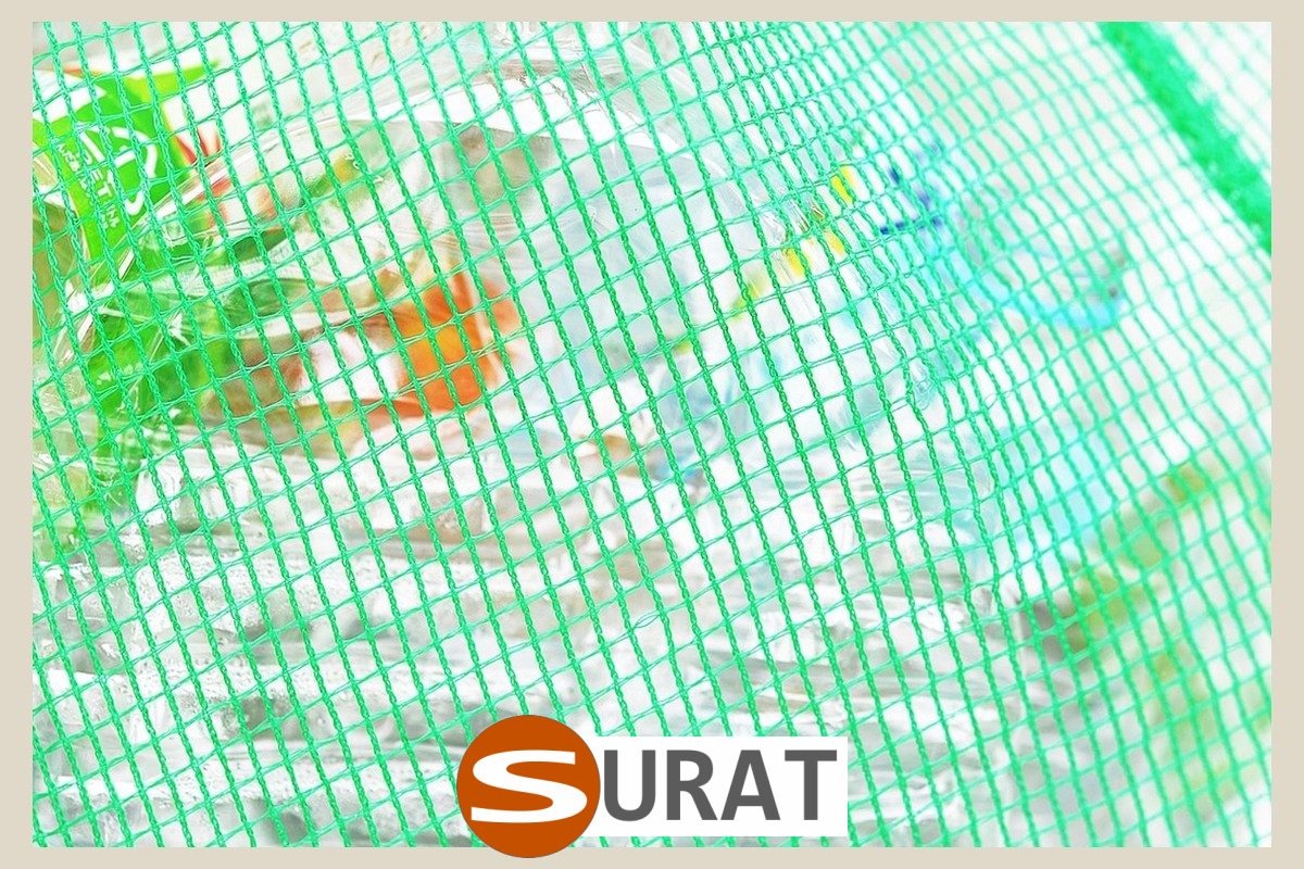  Surat - Siatka na śmieci o wymiarach oczka 4,5x4,5 cm, wykonana z trwałego polipropylenu o grubości 3 mm. Do siatki na odpady możesz wybrać kolor: żółty, szary, biały, czarny, zielony, niebieski lub beżowy. Sprzedawana na wymiar. 