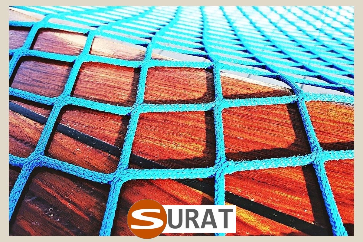  Surat - Ogrodzenie basenu z siatki polipropylenowej o oczkach 4,5x4,5 cm i grubości 5 mm, dostępne w kolorach zielonym, niebieskim lub czarnym, sprzedawane na wymiar dla ochrony Twojego terenu. 