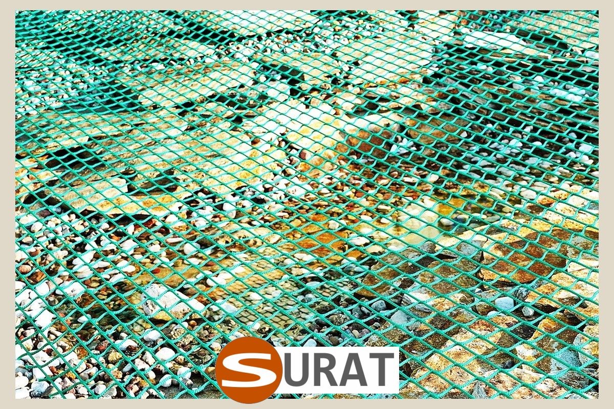  Surat - Ogrodzenie oczka wodnego z siatki polipropylenowej o oczku 1x1cm, wykonane na twój wymiar z szarego lub czarnego materiału. 