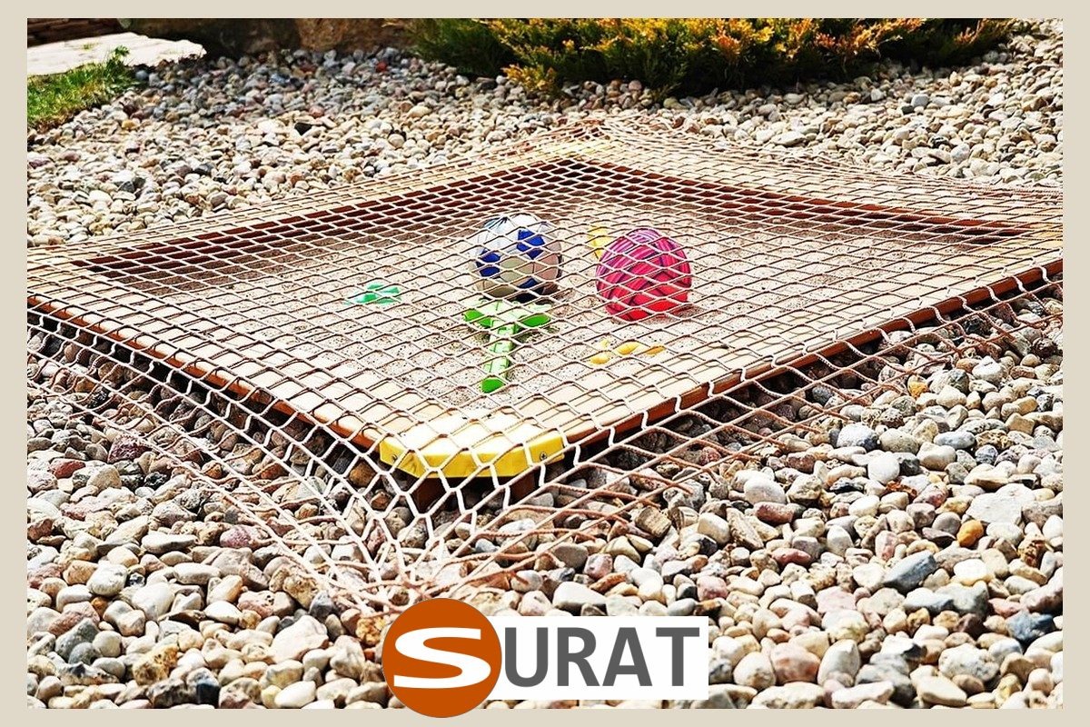  Surat - Ogrodzenie piękownicy z siatki PP 2mm w kolorze szarym lub czarnym o oczku 1x1cm, wykonane na twój wymiar dla idealnego dopasowania. 