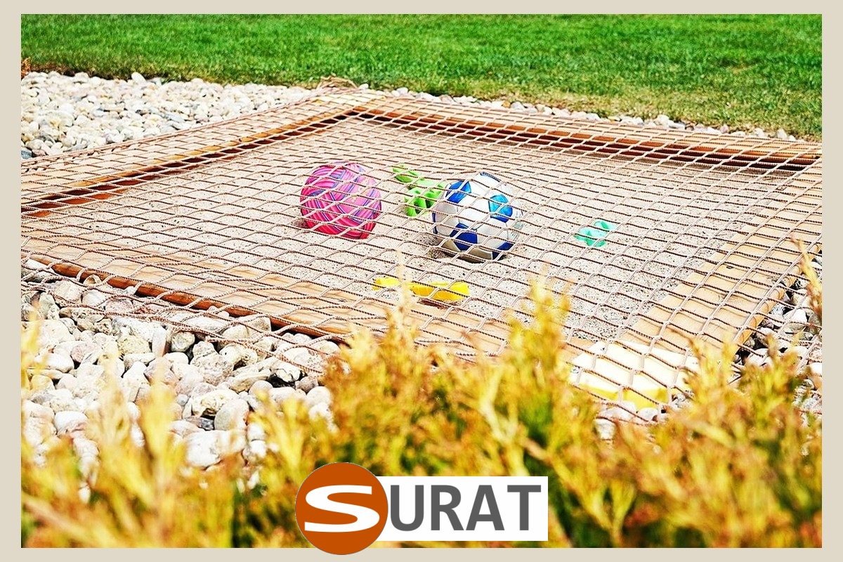  Surat - Ogrodzenie piaskownicy z trwałą siatką zabezpieczającą o odporności na uszkodzenia i wielkości oczka 2x2 cm, wykonaną z polipropylenu w kolorze zielonym. 