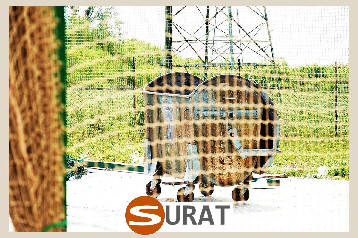   Surat - Siatka do zabezpieczenia styropianu z polipropylenu, o oczkach 8x8 cm i grubości 5 mm, dostępna w kolorach zielonym i szarym, sprzedawana na wymiar. 