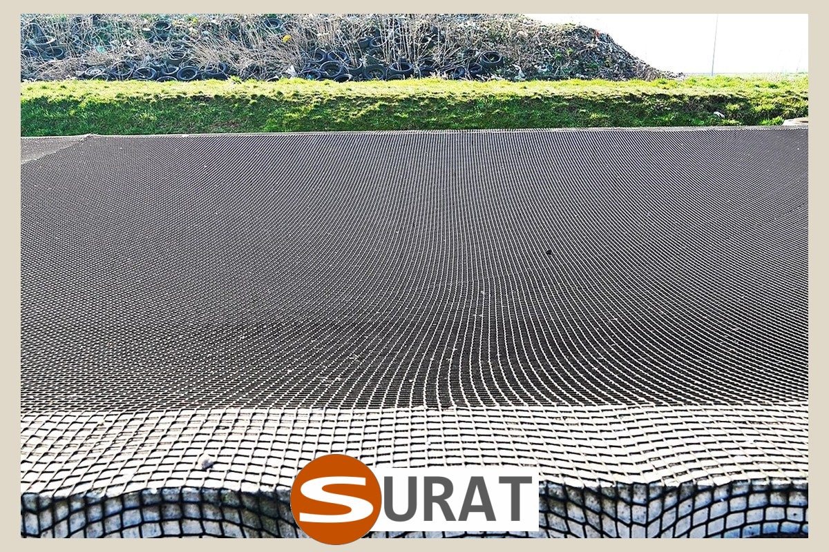  Surat - Siatka na akweny i zbiorniki - wytrzymała z polipropylenu o oczkach 1x1 cm i grubości 2 mm w kolorze szarym lub czarnym, sprzedawana na wymiar. 