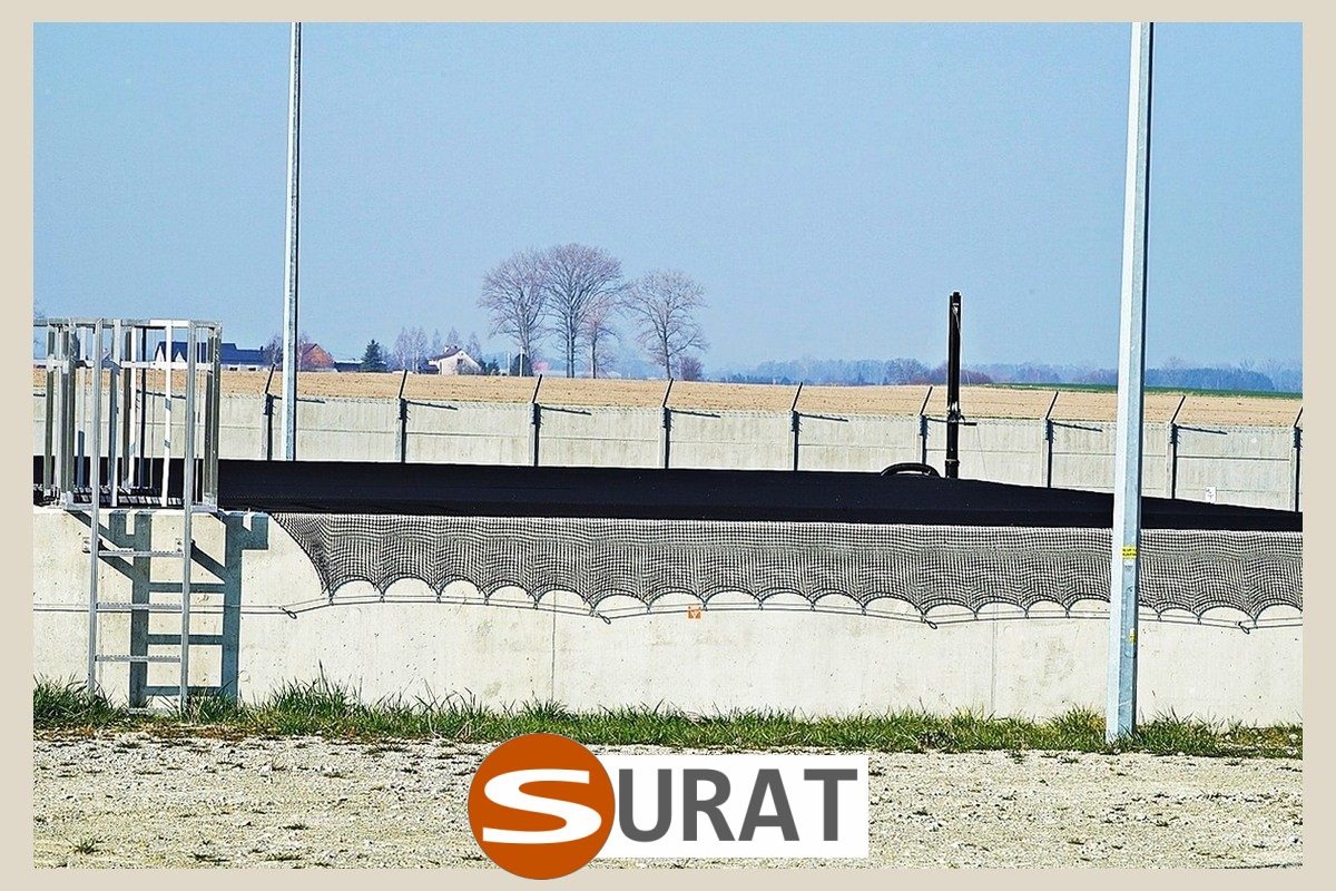   Surat - Siatka na akweny i zbiorniki zabezpieczająca, wykonana z trwałego polipropylenu o oczkach 6x6 cm i grubości 4 mm, dostępna w kolorach zielonym i grafitowym, sprzedawana na wymiar dla idealnego dopasowania. 