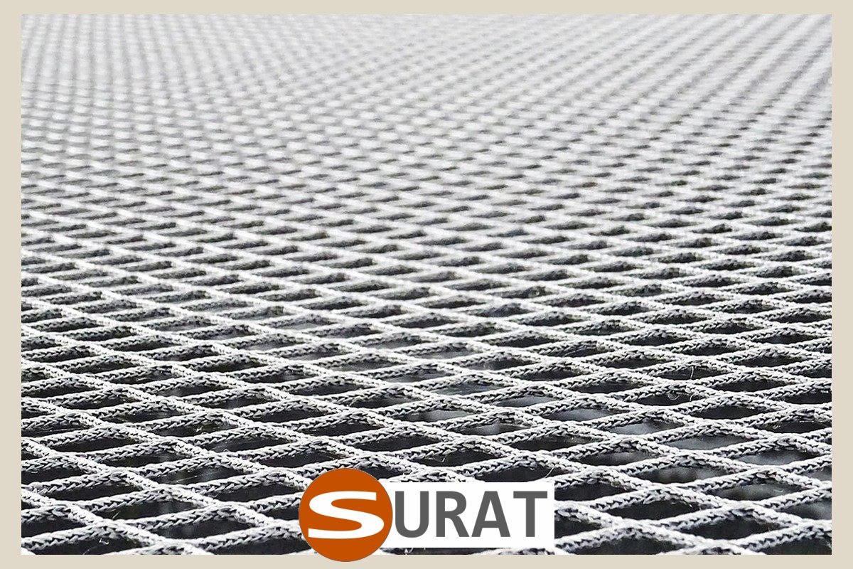  Surat - Ogrodzenie dla kóz z trwałą siatką 45x45mm na wymiar, wykonaną z polipropylenu o grubości 3mm, dostępne w różnych kolorach, idealne do zabezpieczenia terenu. 