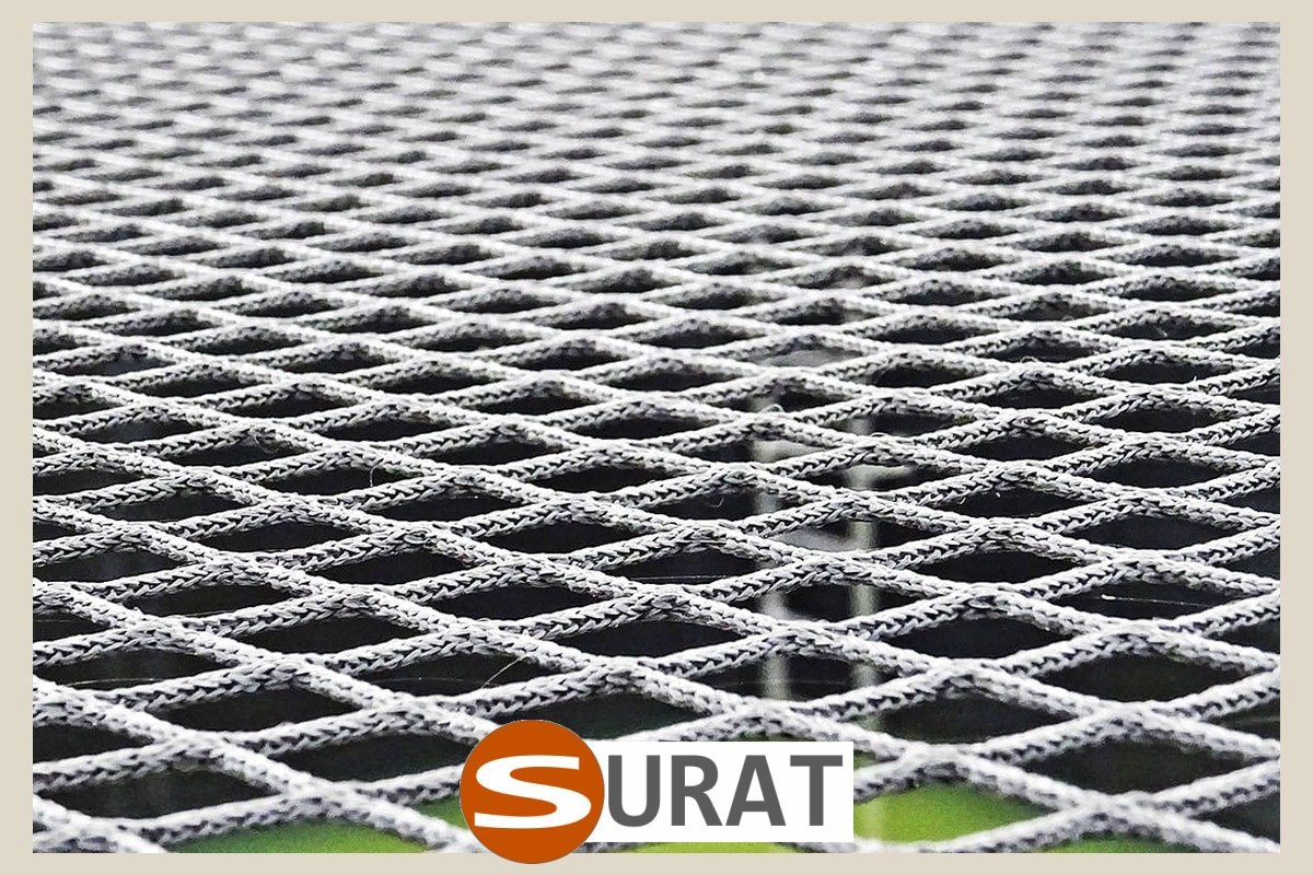  Surat - Ogrodzenie dla owiec z trwałą siatką polipropylenową 4mm do zabezpieczenia terenu o oczku 6x6 cm. 