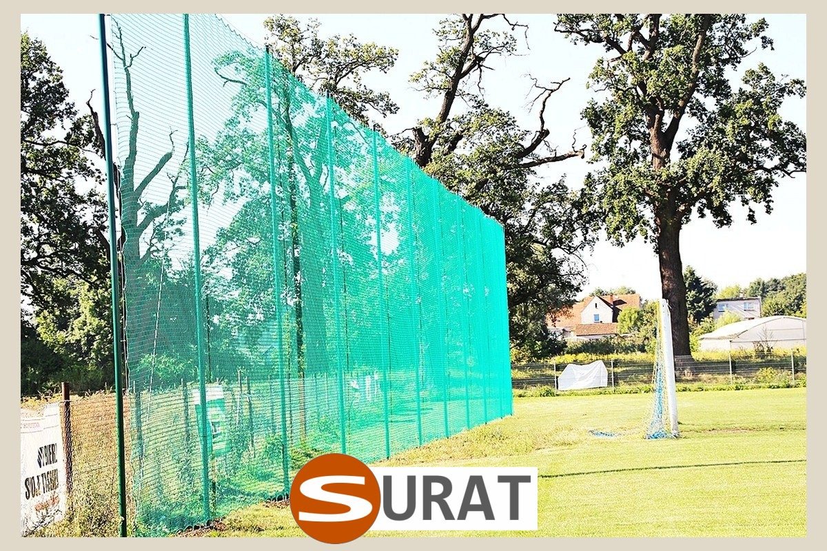   Surat - Solidne ogrodzenie boiska piłkarskiego z najwyższej jakości siatką o optymalnej, 10x10cm wielkości oczka, trwałe i niedrogie w realizacji. 