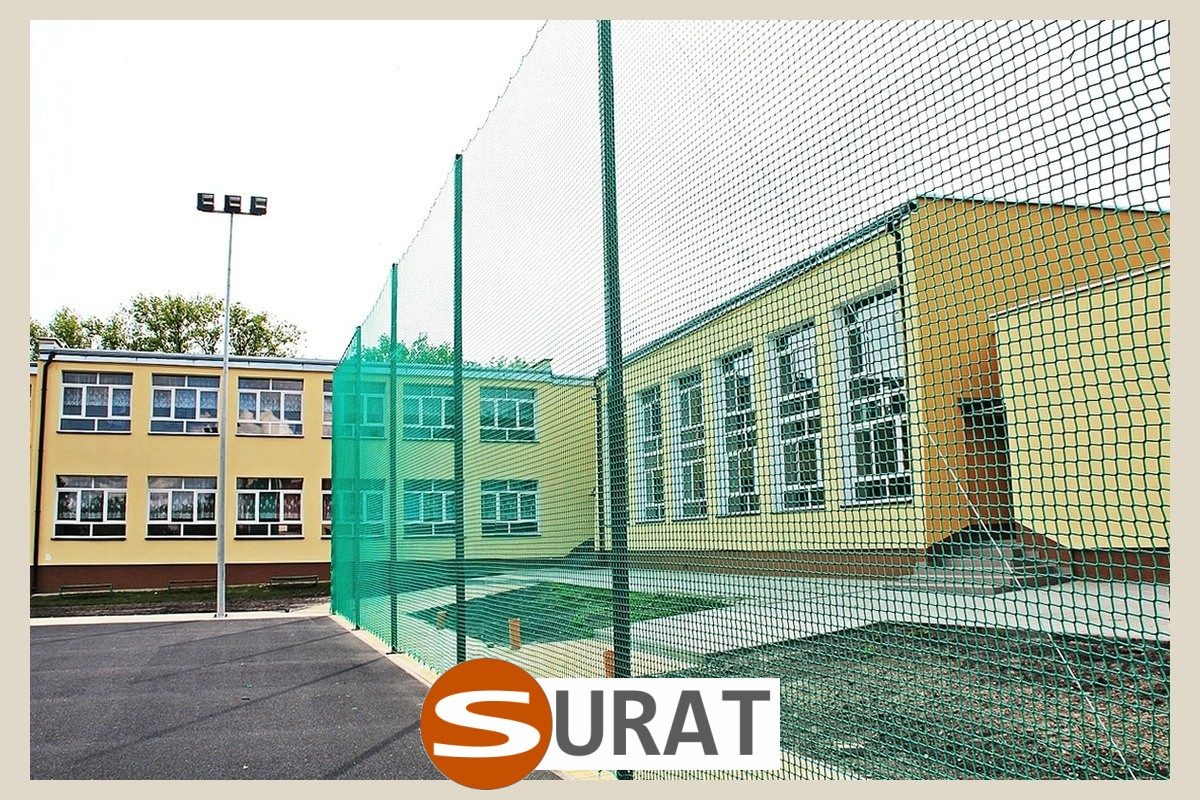   Surat - Ogrodzenie boiska piłkarskiego z siatki o zielonym kolorze i oczkach 2x2 cm, wykonane z trwałego materiału. 