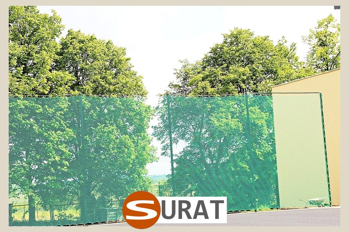   Surat - Siatka ochronna 6x6 cm do ogrodzenia boiska szkolnego, wykonana z polipropylenu o grubości 4 mm w kolorze zielonym lub grafitowym, sprzedawana na wymiar. 