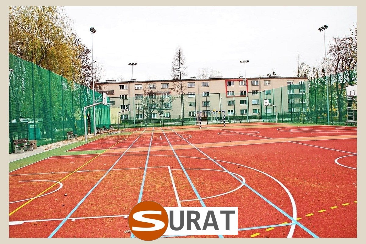   Surat - Siatka na ogrodzenie boiska szkolnego, wykonana na wymiar z polipropylenu o oczkach 8x8 cm, w zielonym kolorze, dopasowana do twoich potrzeb. 