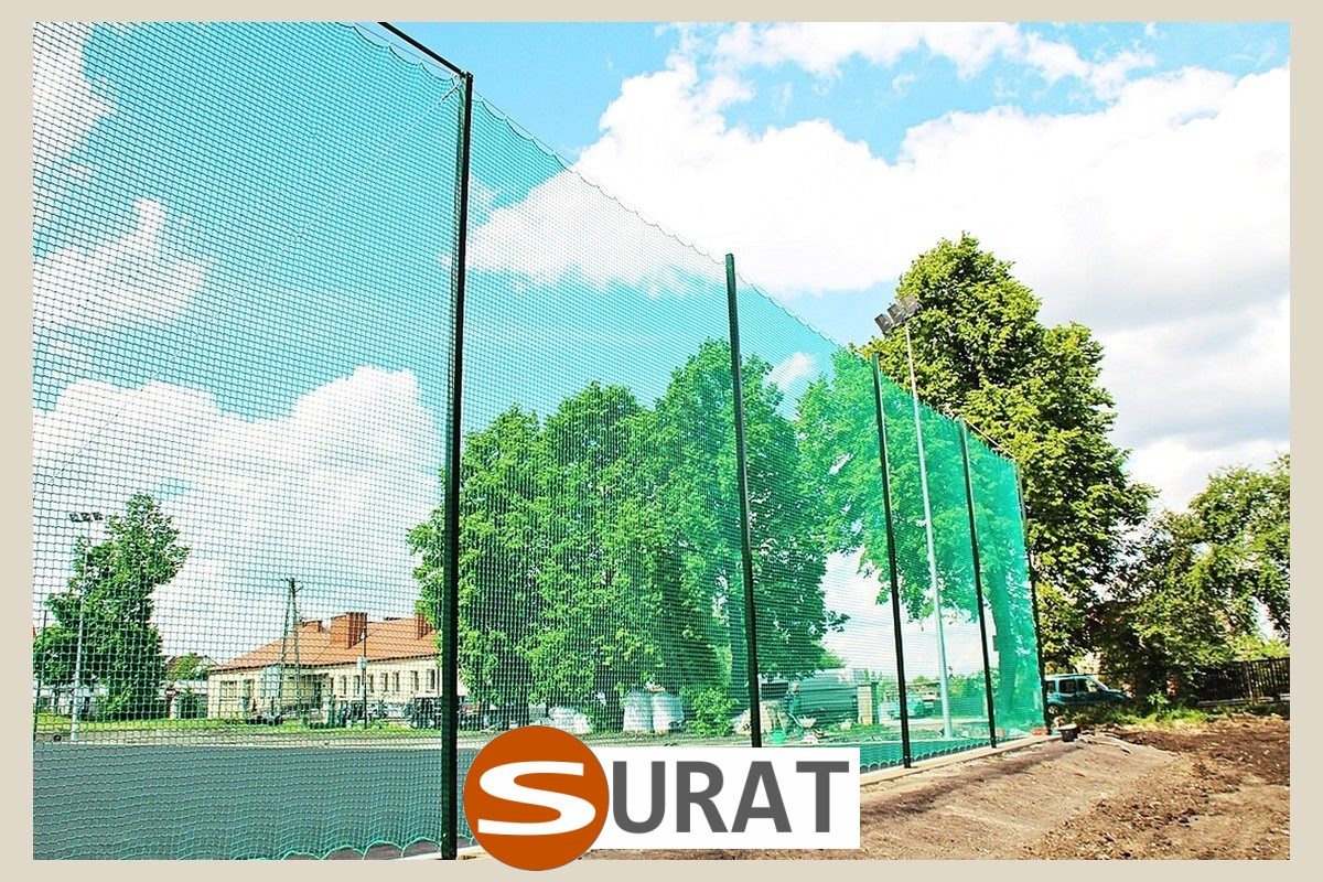   Surat - Solidne ogrodzenie boiska szkolnego z siatki o optymalnym oczku 45x45 mm, wykonane z trwałego i odpornego polipropylenu w atrakcyjnej cenie. 