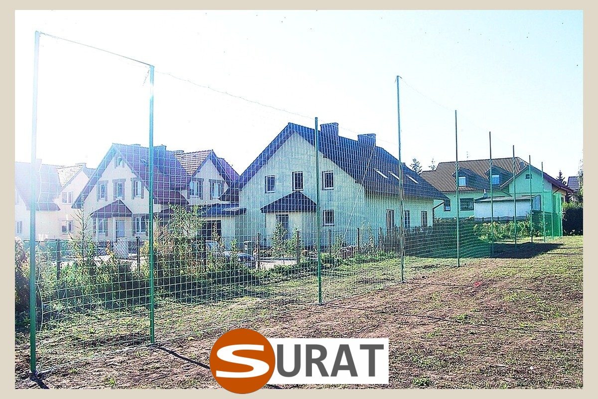   Surat - Ogrodzenie boiska szkolnego z siatki klasy premium o konstrukcji o wysokiej wytrzymałości, wykonane w optymalnej kosztowo metodzie realizacji. 
