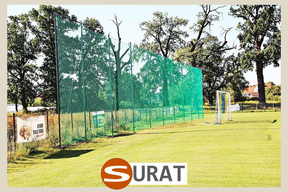  Surat - Najlepsze i najczęściej kupowane mocne ogrodzenie boiska szkolnego z wytrzymałej siatki 45x45/3mm w atrakcyjnych kolorach - skuteczne i bardzo tanie rozwiązanie. 