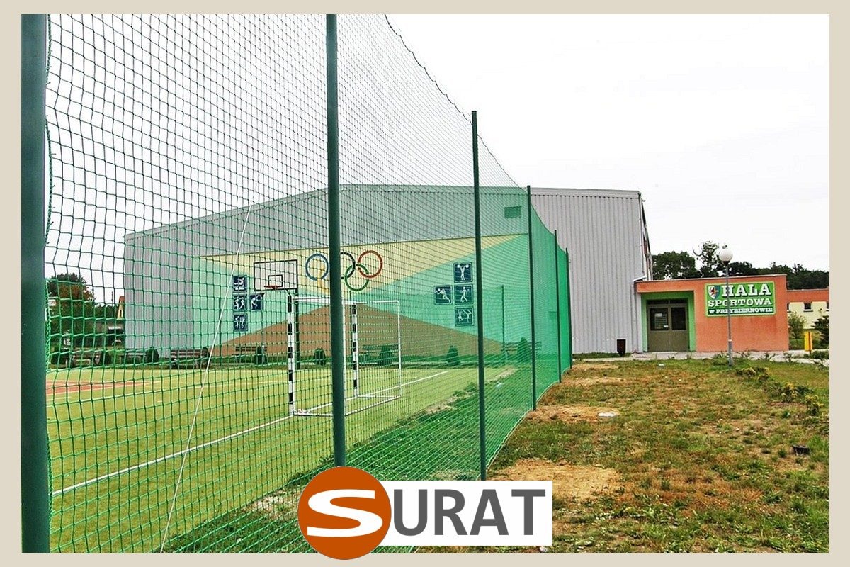  Surat - Ogrodzenie boiska w Szkole 