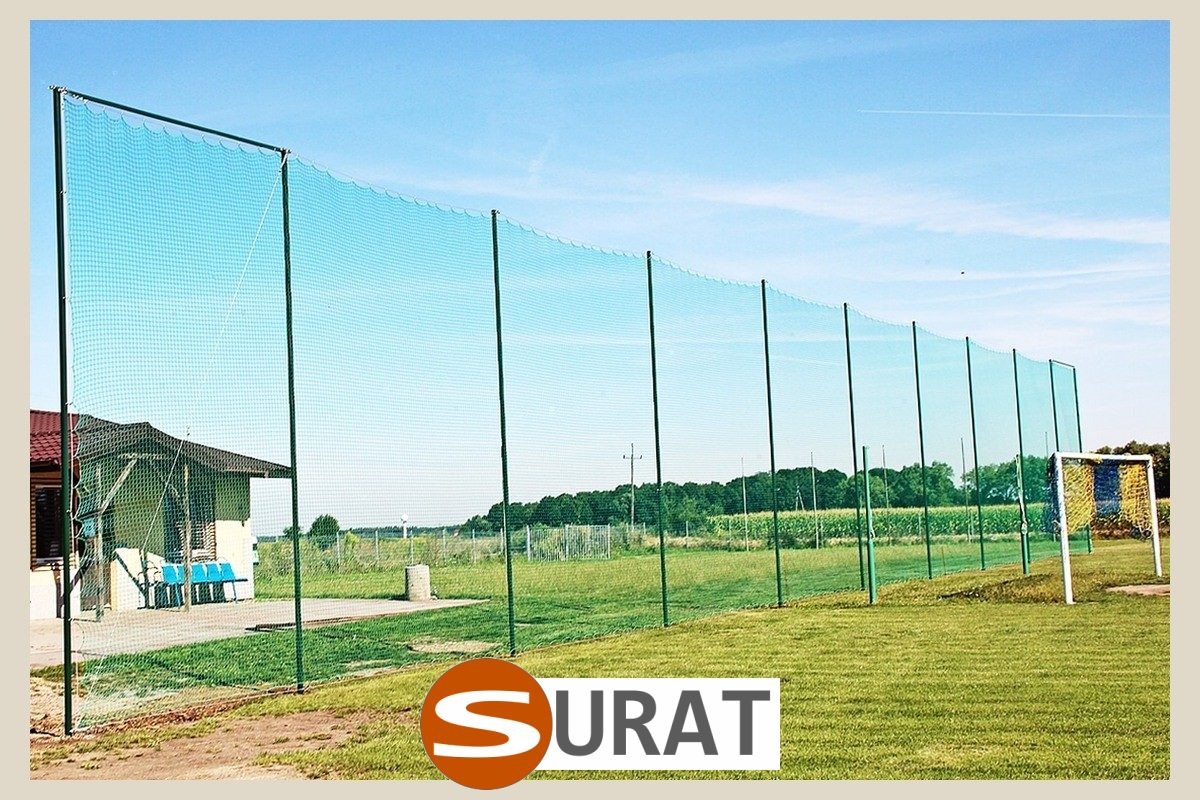  Surat - Ogrodzenie boiska w Szkole 
