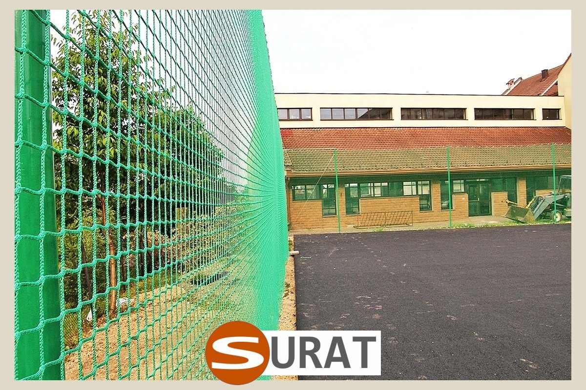  Surat - Ogrodzenie boiska w Szkole 
