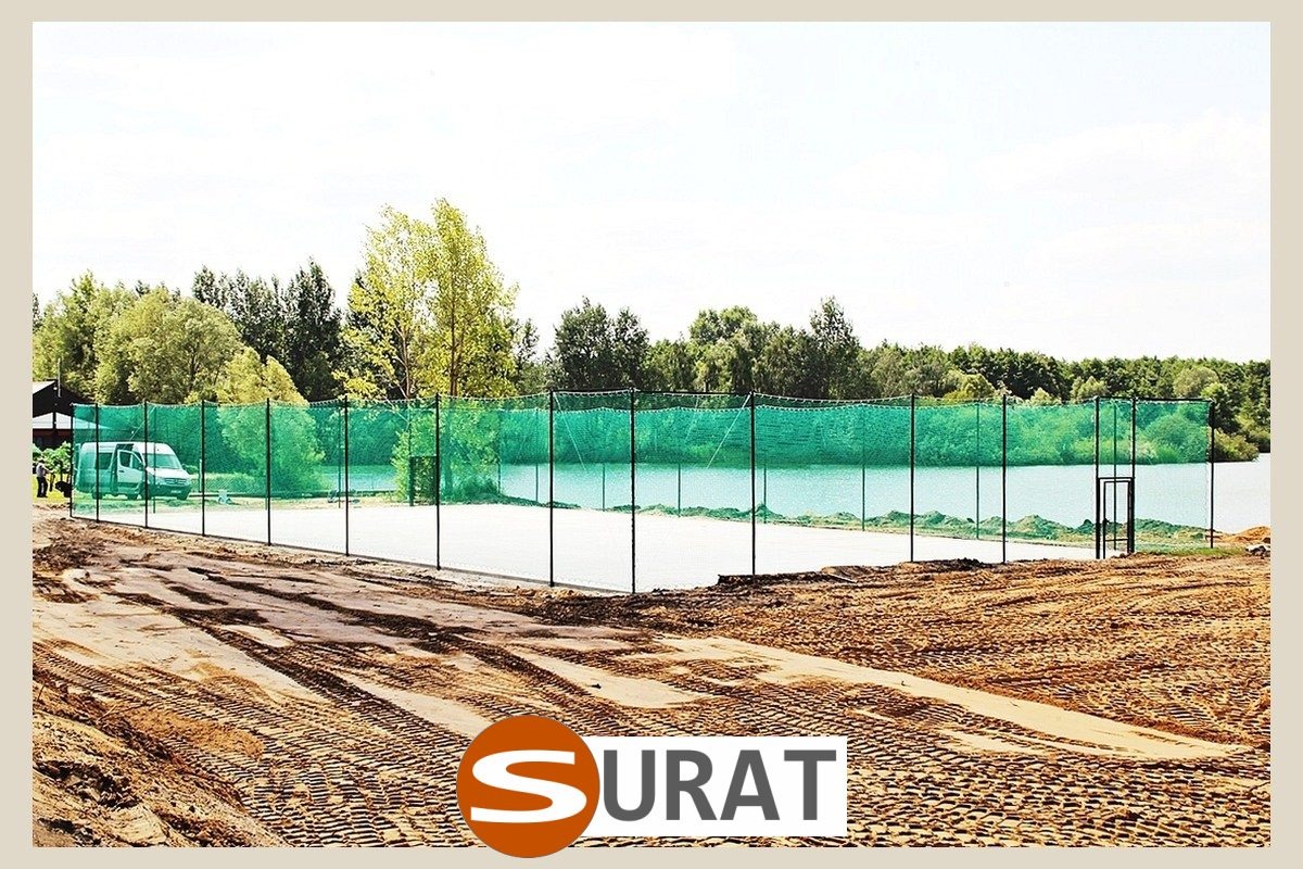  Surat - Ogrodzenie boiska w Szkole 